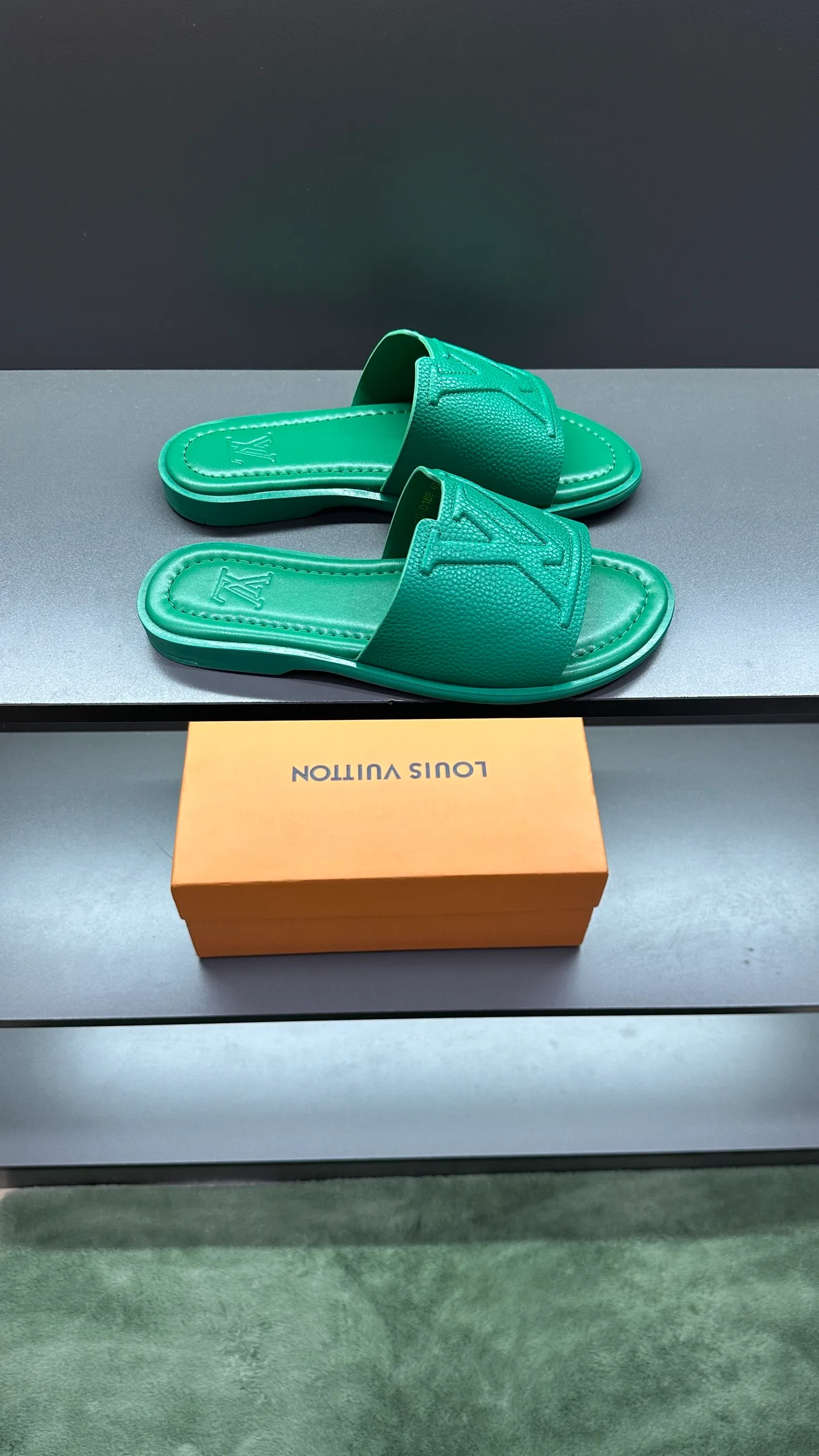 P300 🔍LV Men's Spring and Summer Slippers Counter Synchronization. The uppers are imported cowhide fabrics from Italy, with logo graphics and high-quality craftsmanship. Soles: original soles specially provided by the original factory. Exclusive movable molded soles are super comfortable. Original factory follow-up orders. 🔍🔍High quality. You can enter and leave the counter at will. Welcome to compare. Code number 38-45 No. 058